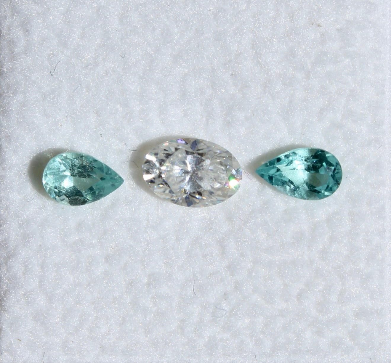 Zwei natürliche Apatite 0,5cttw und ein (lab) Moissanite 0,5ct